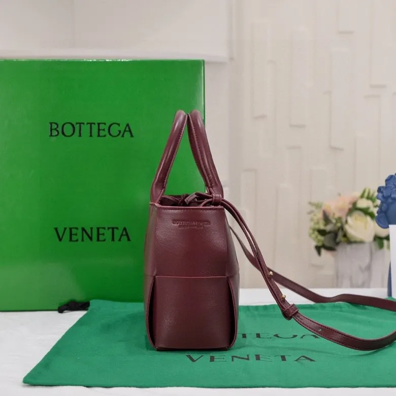 Batch 1460 🔥🔥🔥BV mini tote bag🟡🟡🟡Arco tote finally has a mini version this season. I love this size💯I have always been fond of tote bags because it has no complicated design, is simple and neat, and is easy to match with daily clothes🍒🍒Key point key point! It comes with a detachable shoulder strap, suitable for commuting and casual wear for any occasion👏👏Model number: 9894#, size: 25x16x8cm